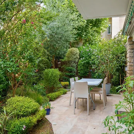 90m2 Sur Jardin Clos アパート